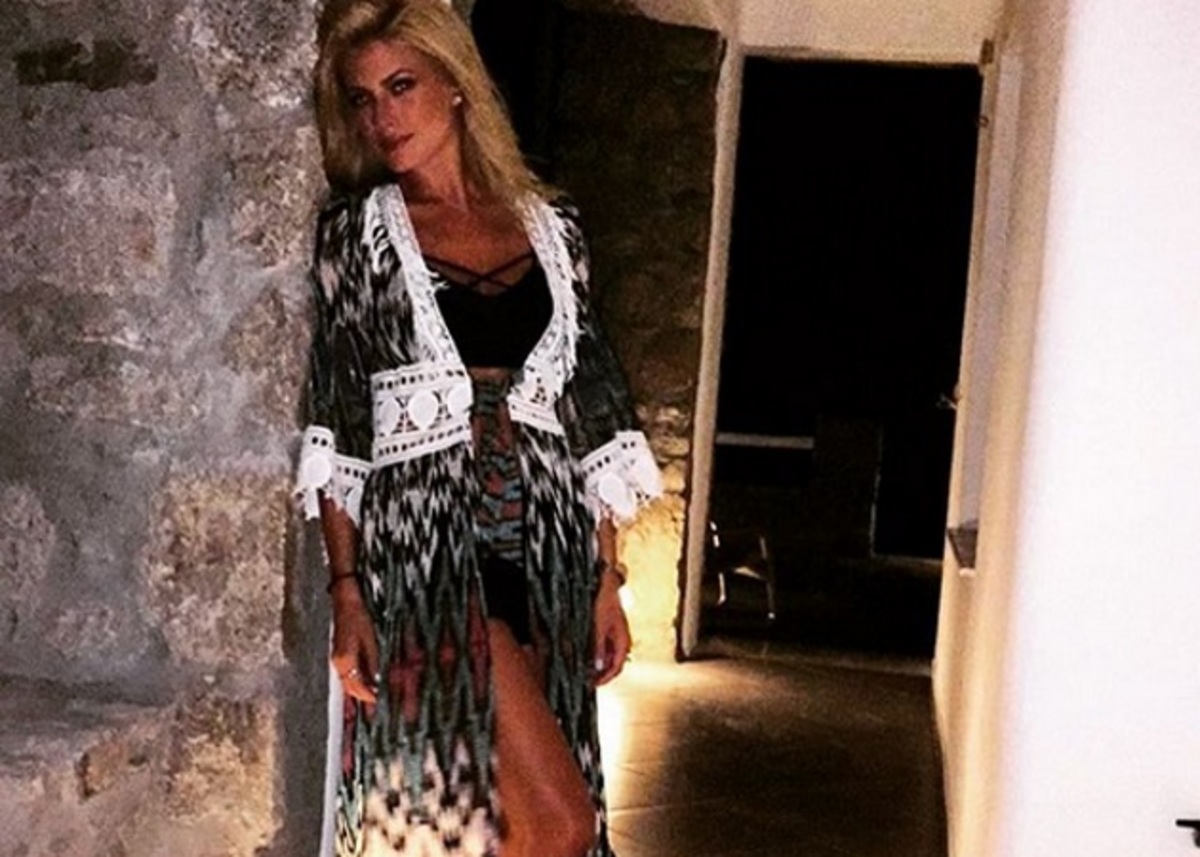 Η καυτή εμφάνιση της Ευαγγελίας Αραβανή που τρέλανε τη Μύκονο! Βίντεο