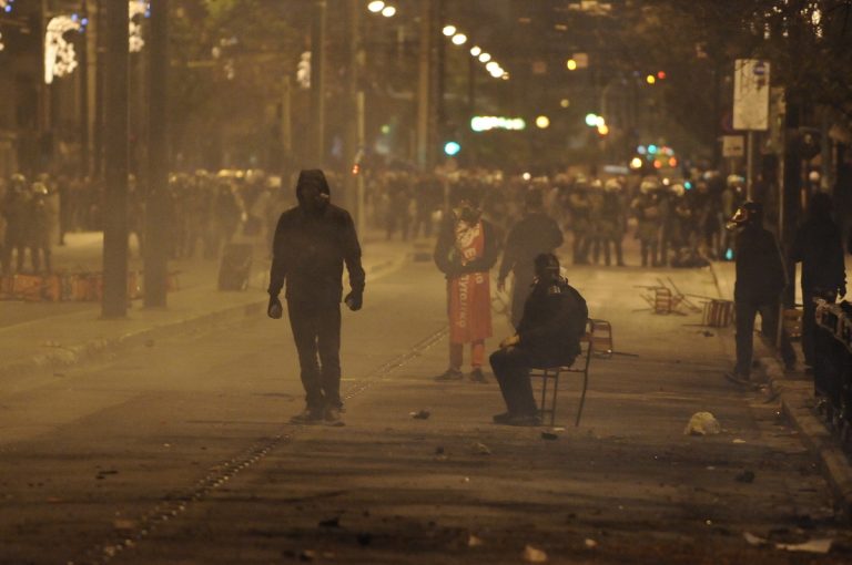 Πολυτεχνείο: Αραχτοί οι κουκουλοφόροι γκρεμίζουν την Αθήνα [pics]