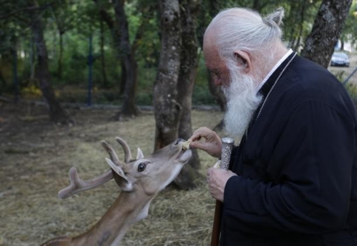 Ο Αρχιεπίσκοπος σε στιγμές χαλαρότητας, μακριά από… το πρωτόκολλο (ΦΩΤΟ)