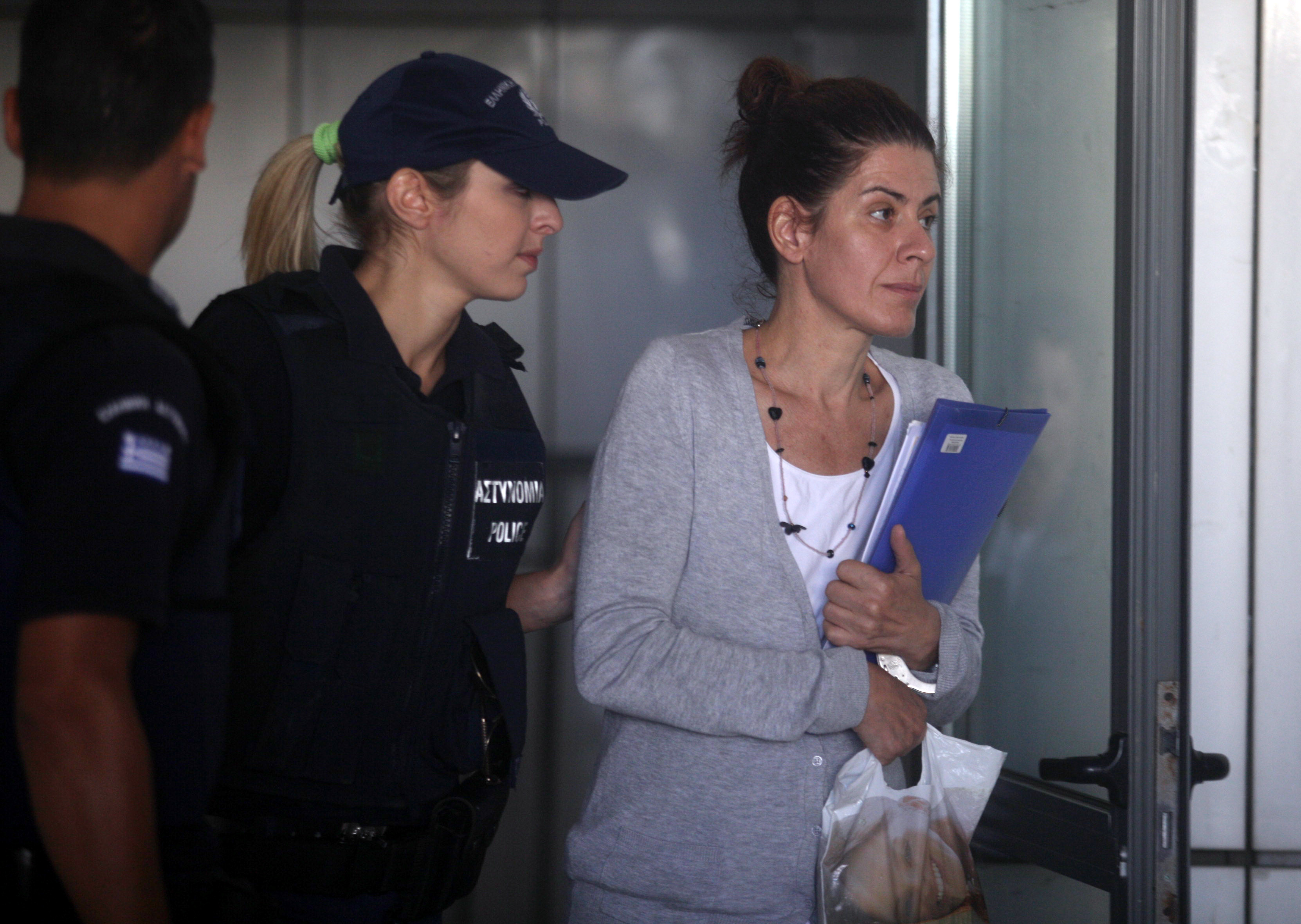 Αποφυλακίζεται η Αρετή Τσοχατζοπούλου – Την αγκάλιασε και τη φίλησε ο Άκης – Λιποθύμησε η Βίκυ Σταμάτη όταν έμαθε ότι παραμένει κρατούμενη
