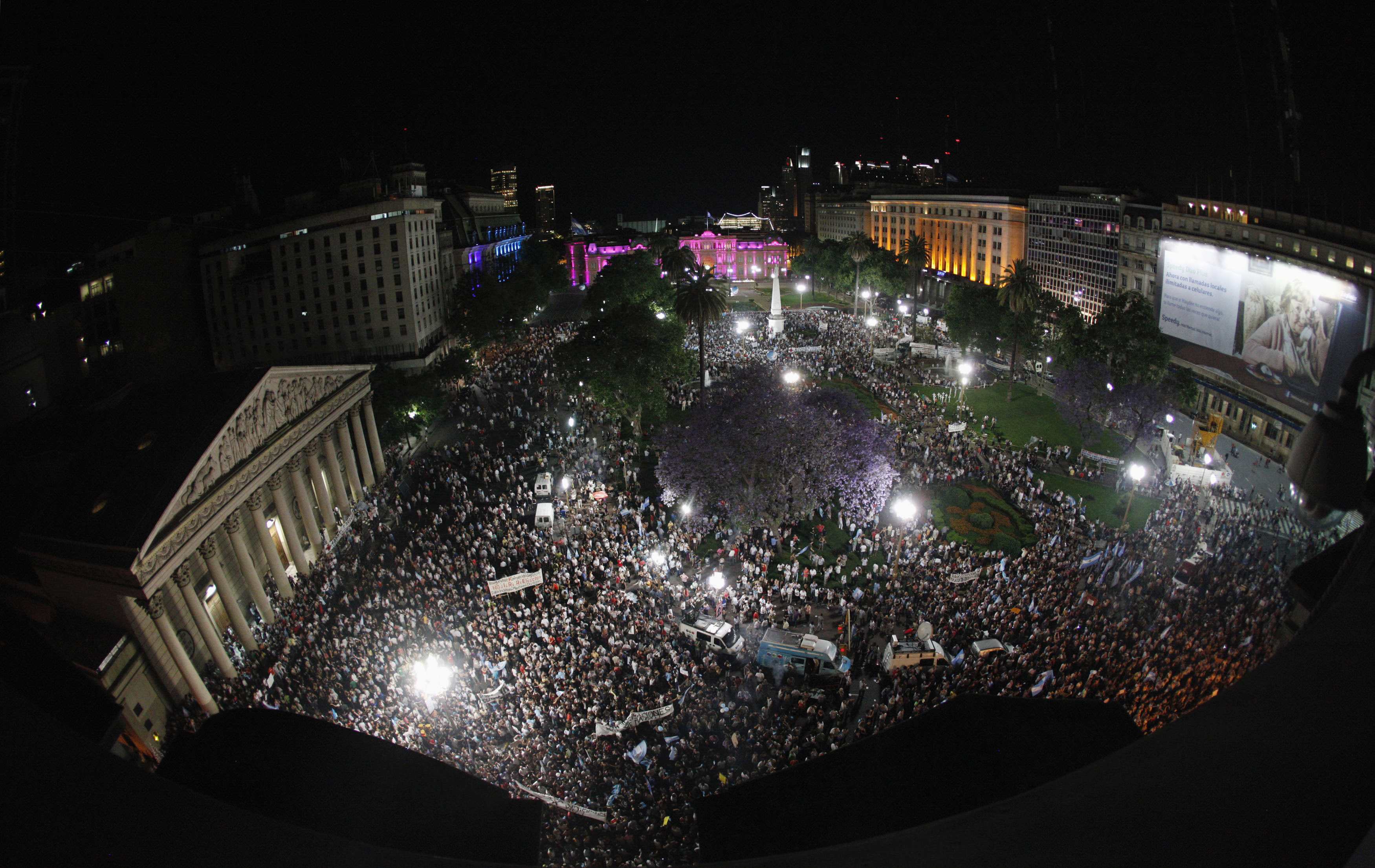 “Κριστίνα δεν είσαι βασίλισσα!”: χιλιάδες Αργεντίνοι στους δρόμους κατά της Κίρσνερ (ΦΩΤΟ)