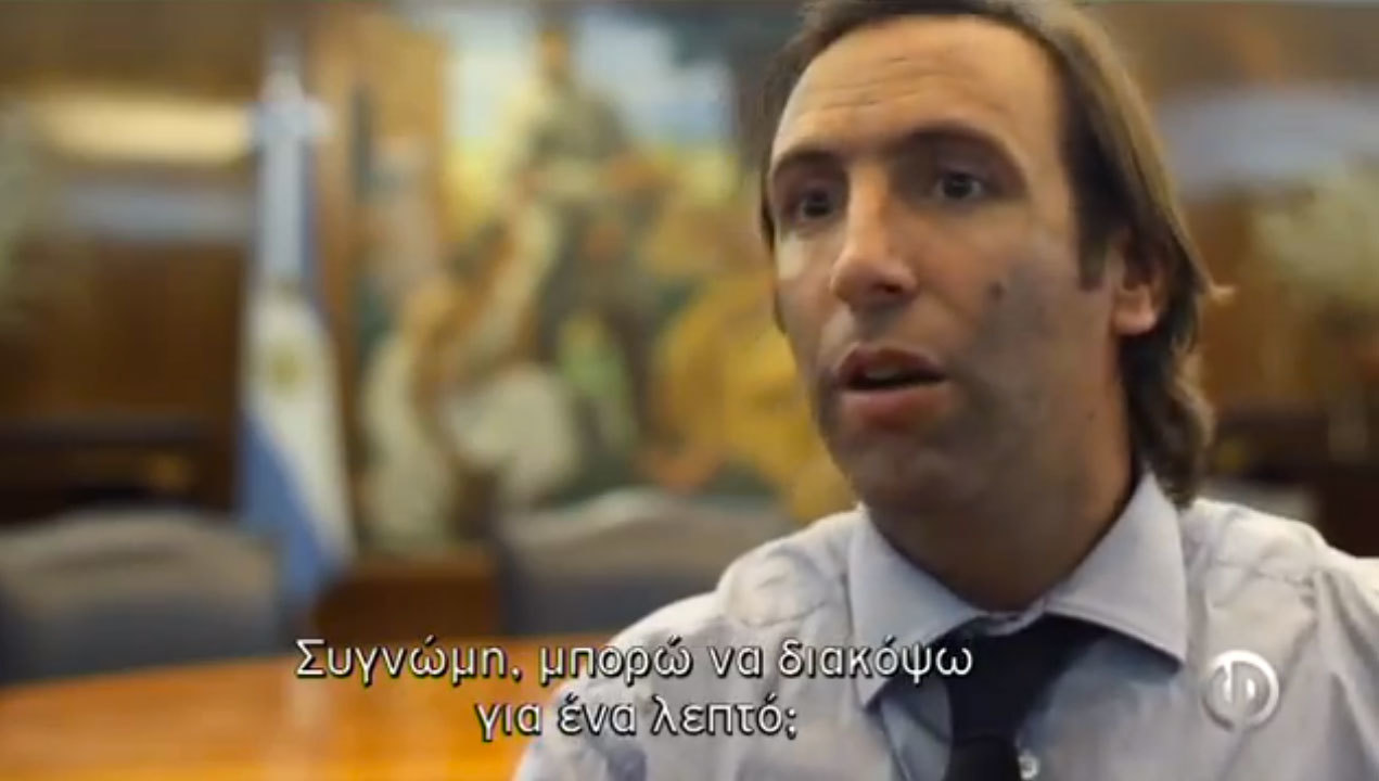Ο υπουργός παράτησε σύξυλη την δημοσιογράφο για να μην απαντήσει! (VIDEO)