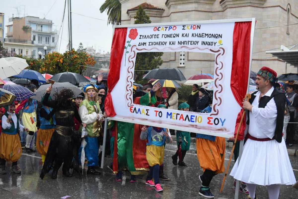 Με καταρρακτώδη βροχή οι παρελάσεις στην Πελοπόννησο (ΦΩΤΟ)