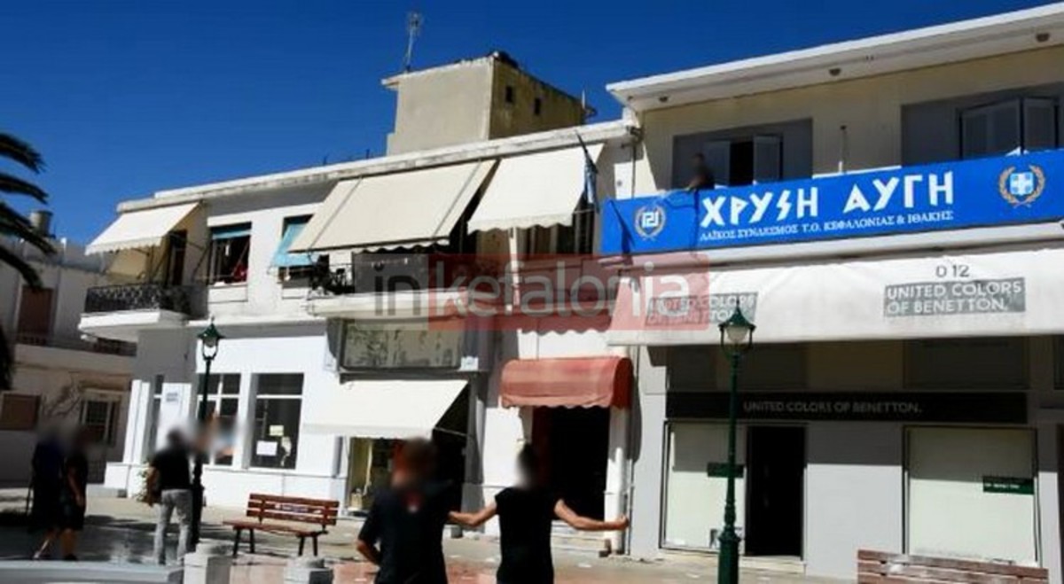 Πέταξαν πέτρες, αυγά και μπογιά στα γραφεία της Χρυσής Αυγής στο Αργοστόλι (ΦΩΤΟ & VIDEO)