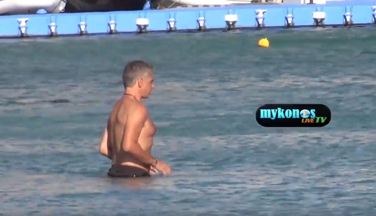 Οι βουτιές του Άρη Σπηλιωτόπουλου στη Μύκονο και τα …παγωμένα νερά [vid]