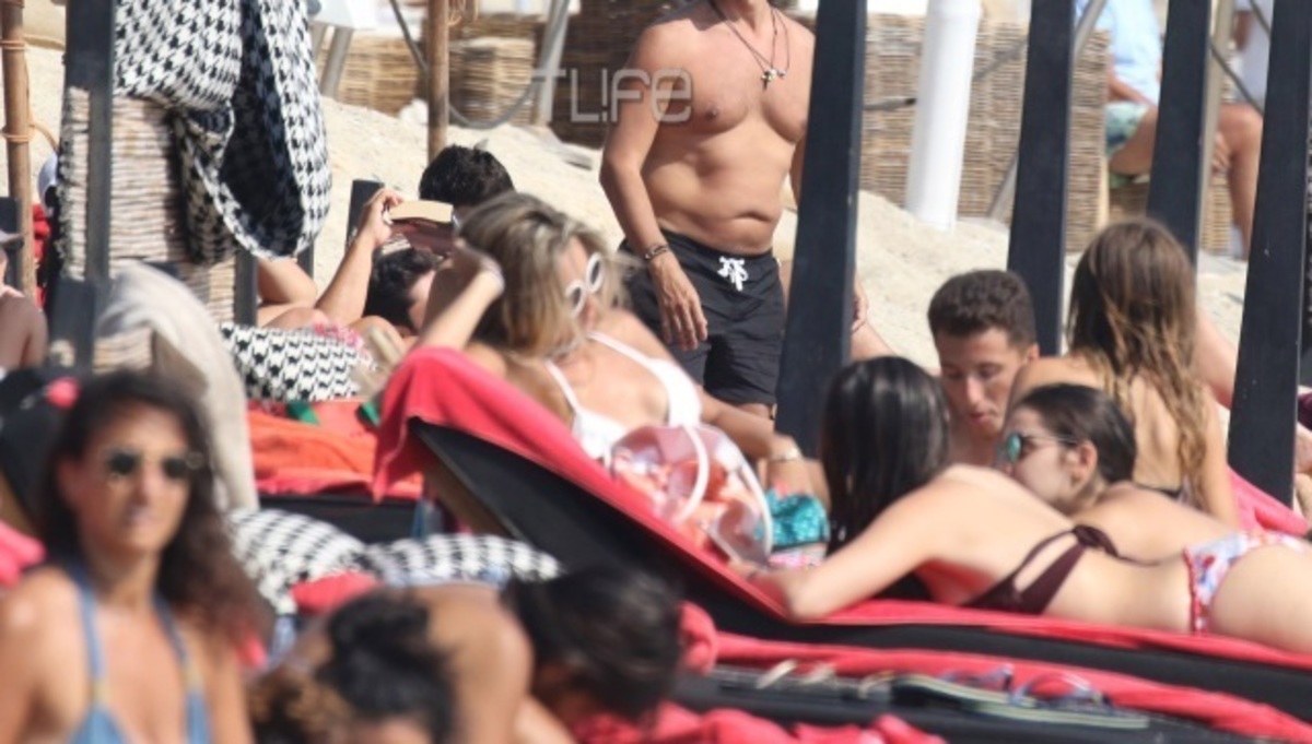 Οι βουτιές του πρώην υπουργού στη Μύκονο!