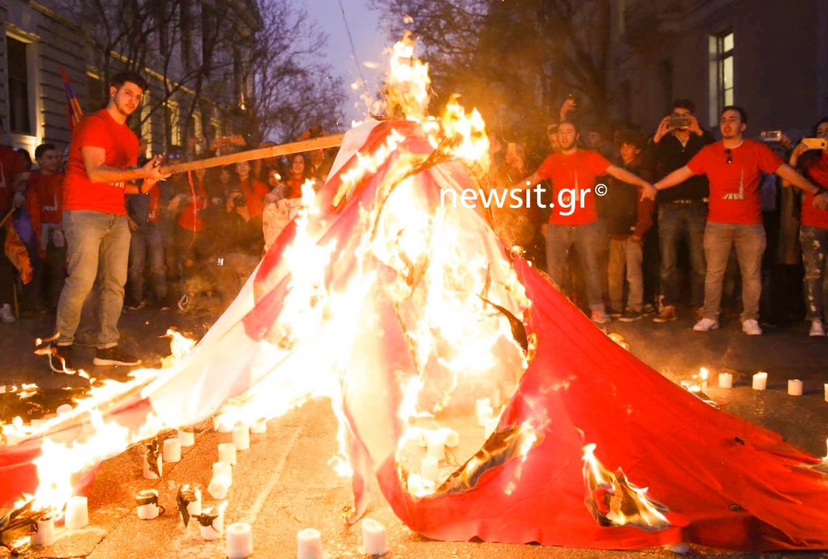 Επέτειος γενοκτονίας Αρμενίων: Έκαψαν την τουρκική σημαία μπροστά απο την Ρηγίλλης