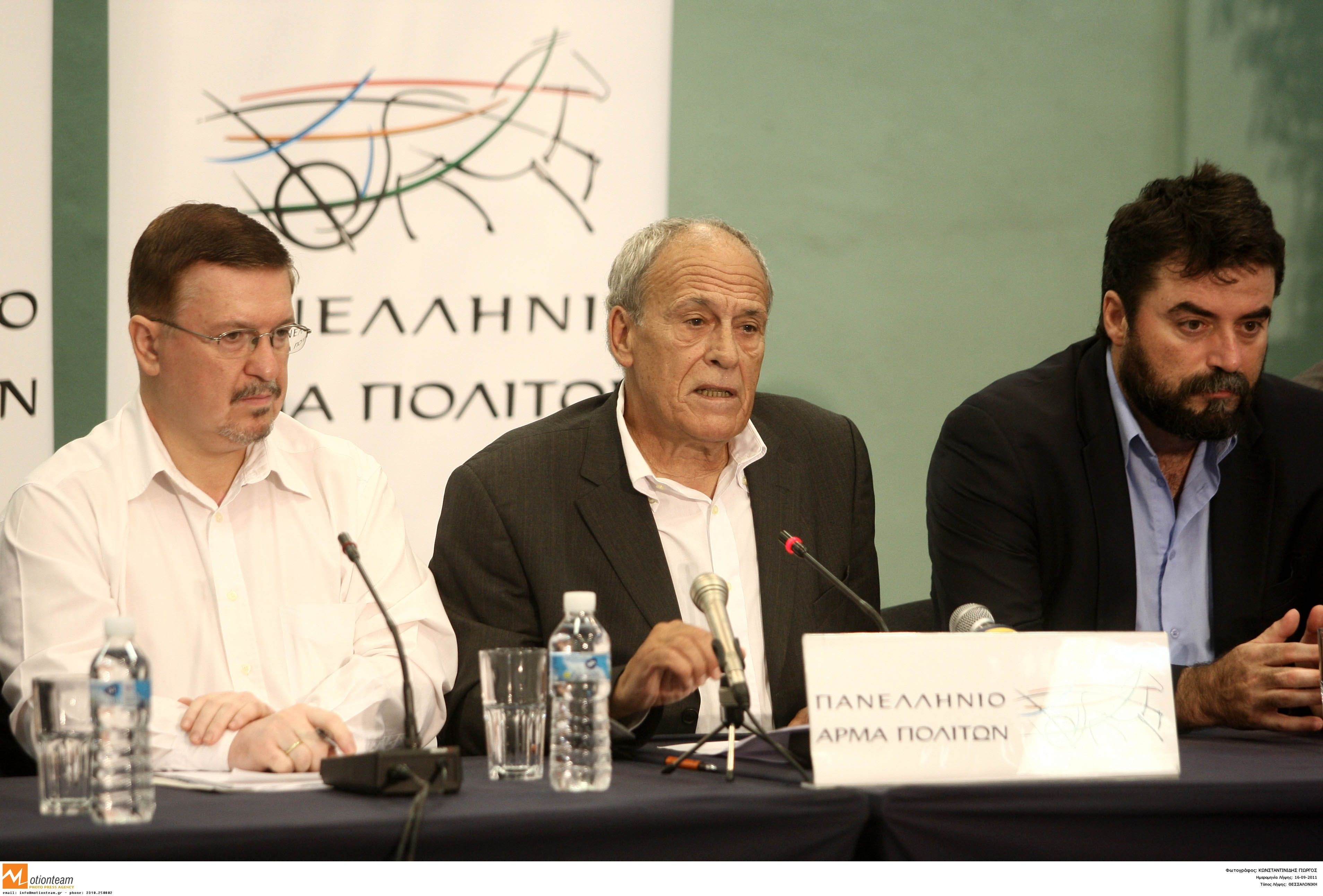 Ο Βασίλης Οικονόμου (δεξιά) με τον Γιάννη Δημαρά (κέντρο)