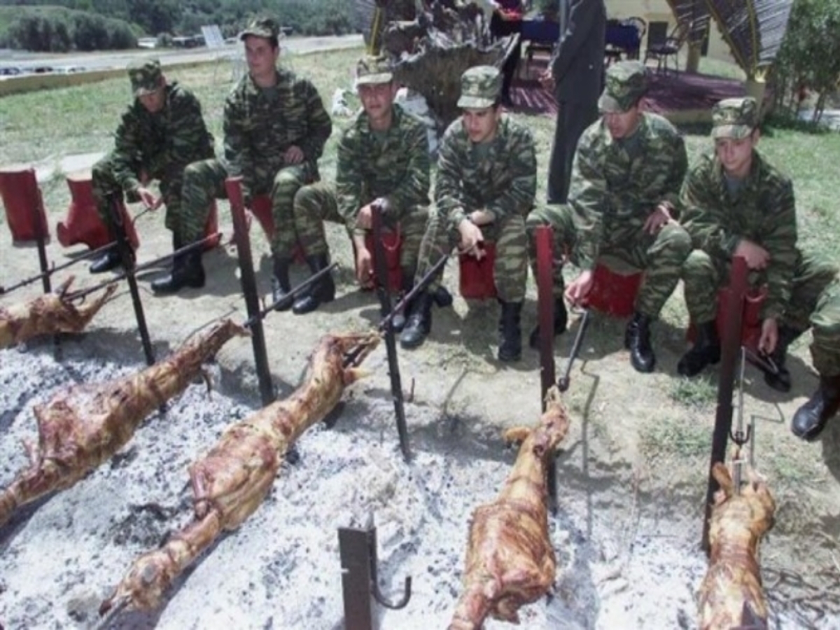 Όλα έτοιμα για το “χακί” πασχαλινό γλέντι – Ποιοι “βαφτίζουν” το κοτόπουλο…αρνί