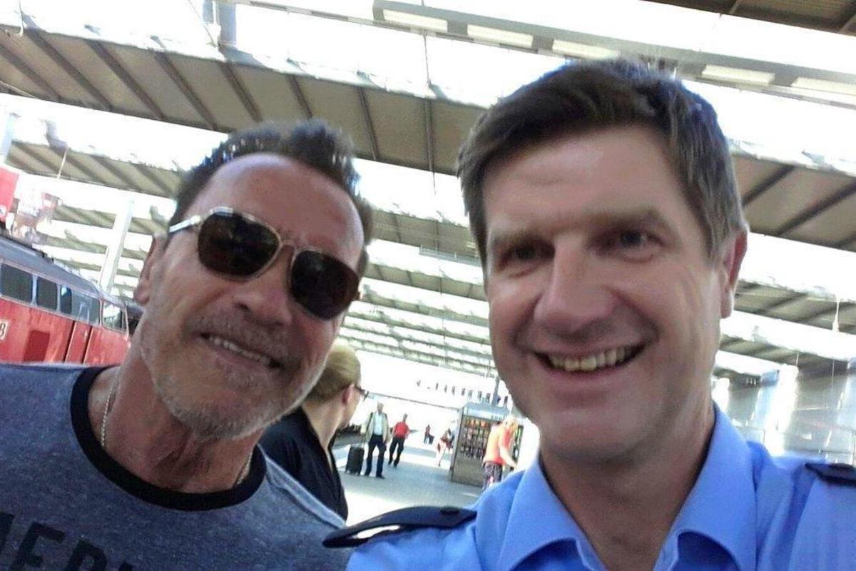 Σβαρτζενένγκερ: Έβγαλε selfie με τον αστυνομικό και γλίτωσε την κλήση [pic]