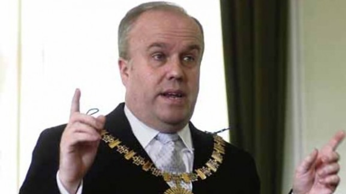 Σοκαρεί ένας πρώην δήμαρχος: “Κοιμήθηκα με ένα επιθετικό της Άρσεναλ”