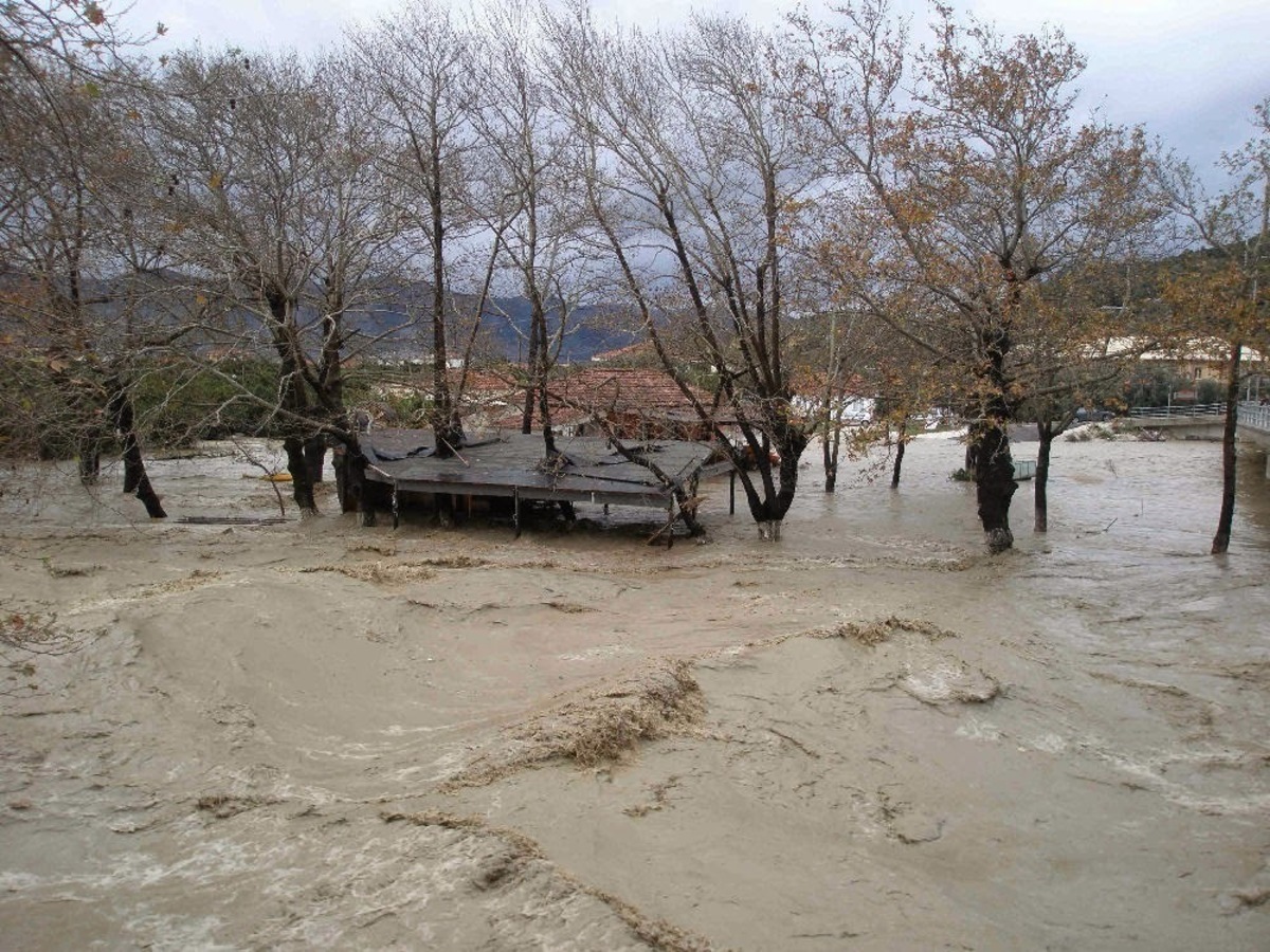 Σε κατάσταση έκτακτης ανάγκης περιοχές της Άρτας – Αγώνας δρόμου να κατασκευαστούν αναχώματα