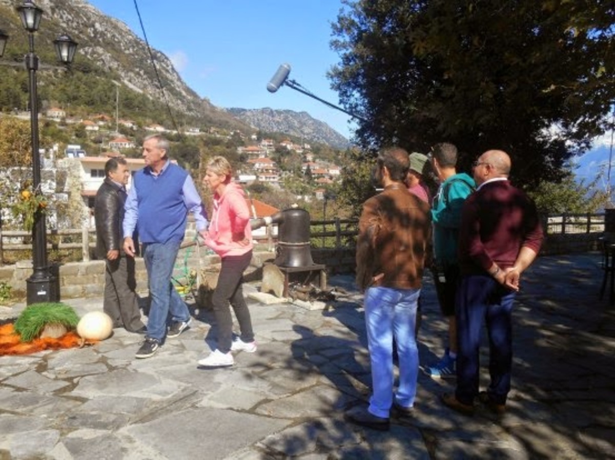 Συνεργείο του Channel 4 στην Άρτα – Παίκτες ριάλιτι έφτιαξαν τσίπουρο και έψησαν κάστανα