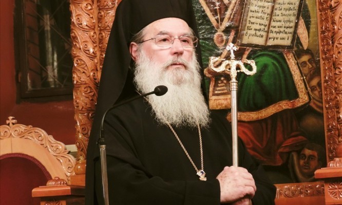 Απίστευτο βίντεο! Ο Μητροπολίτης Άρτης σουτάρει και… βάζει καλάθι!