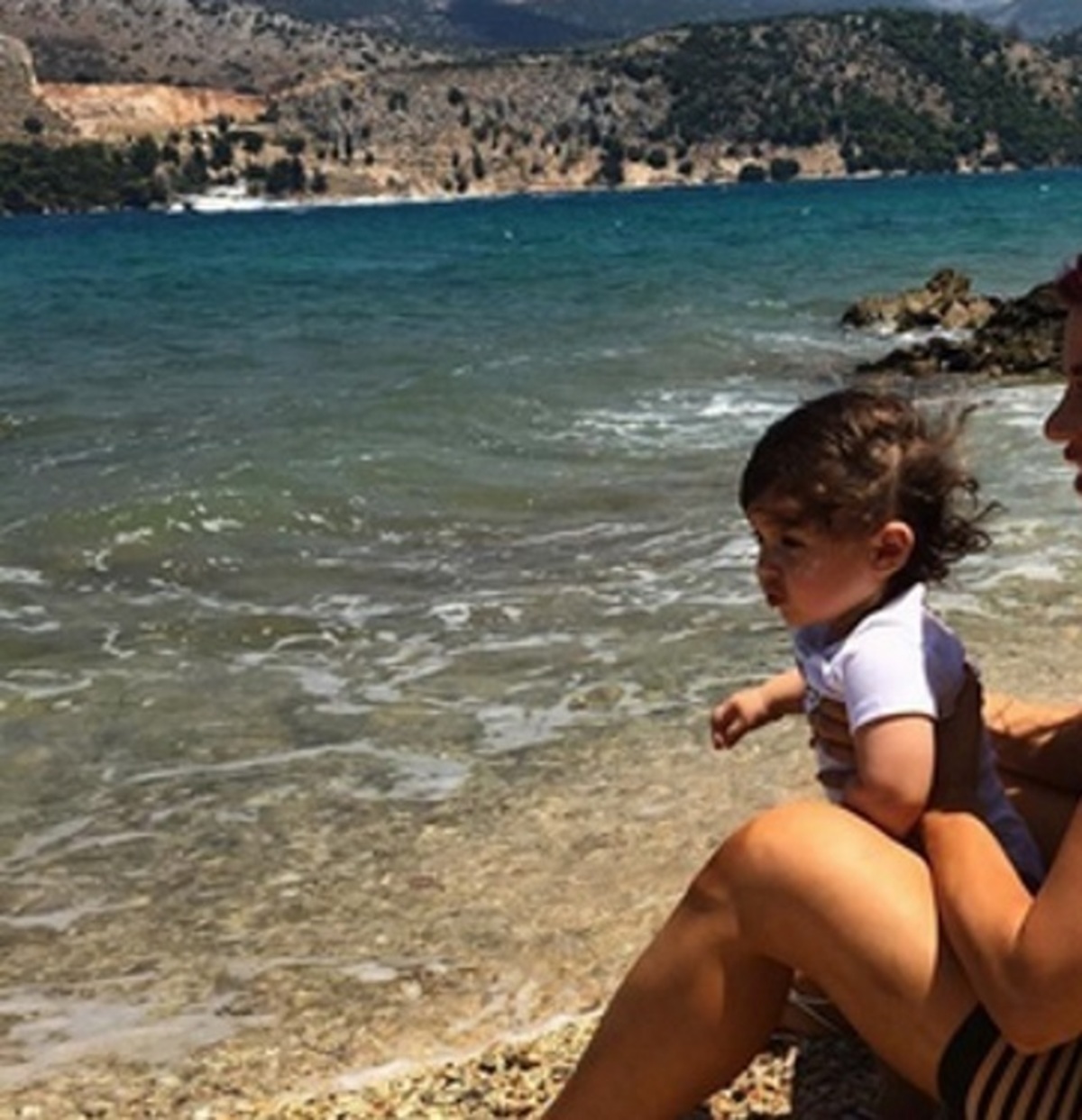Γνωστή τραγουδίστρια βαφτίζει το γιο της στην Κεφαλονιά χωρίς τον πατέρα του