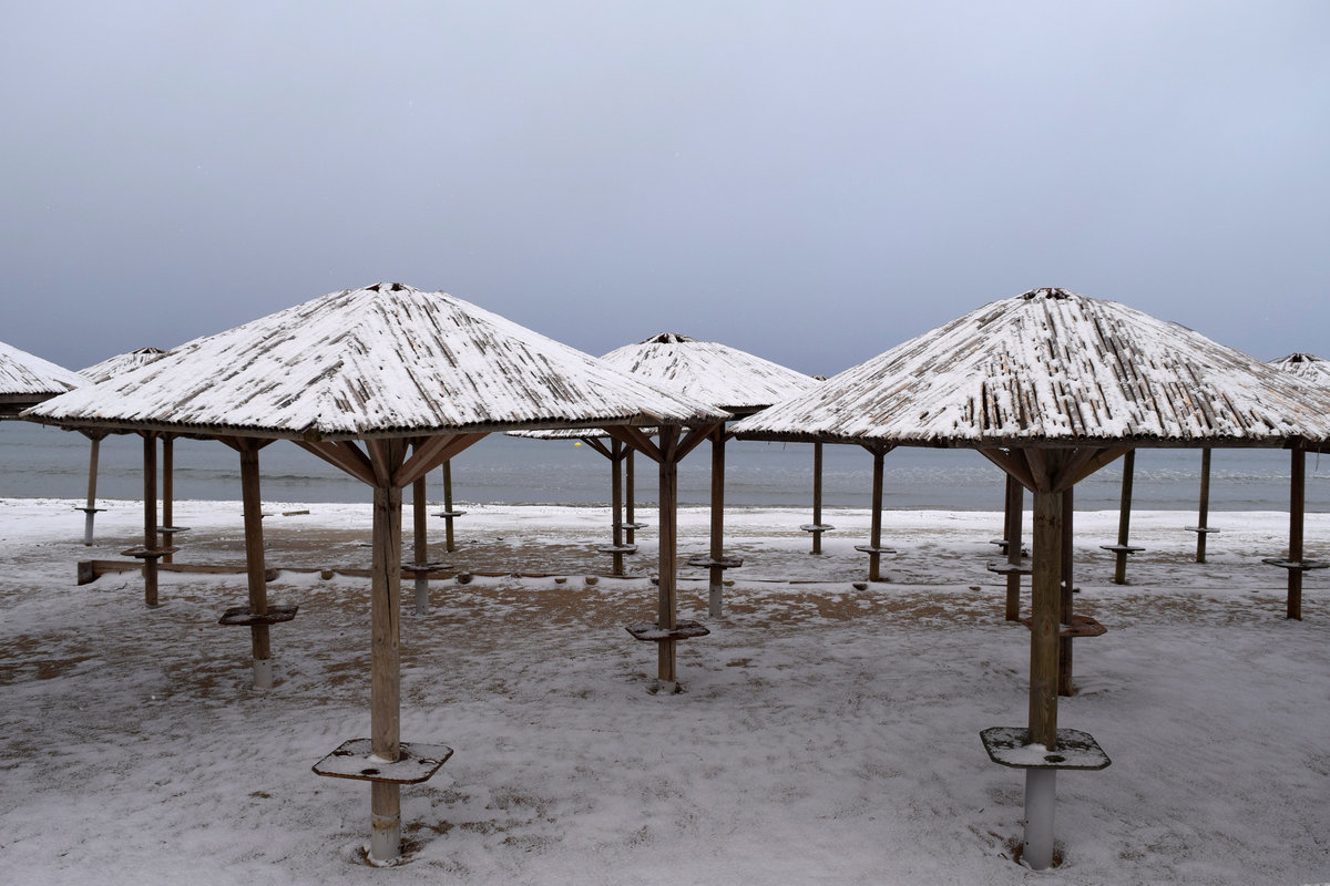 Καιρός: Οι παγωμένες ομπρέλες στην παραλία της Αρτέμιδας [pics]