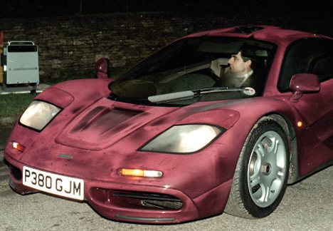 Θύμα τροχαίου ο μίστερ Μπιν – Το αυτοκίνητό του πήρε φωτιά