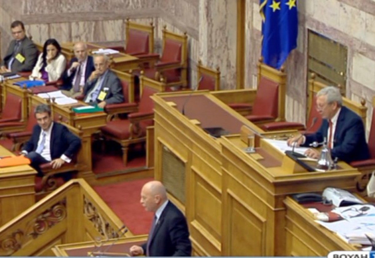 Χρυσαυγίτικο παραλήρημα στη Βουλή! “Δειλός ο Αρχιεπίσκοπος”
