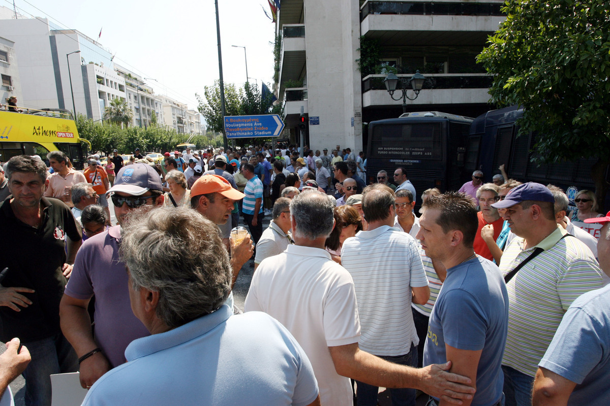Το ασφαλιστικό “χτυπάει” και τους δημόσιους υπαλλήλους – Και εκεί θα κοπούν συντάξεις από το 2016