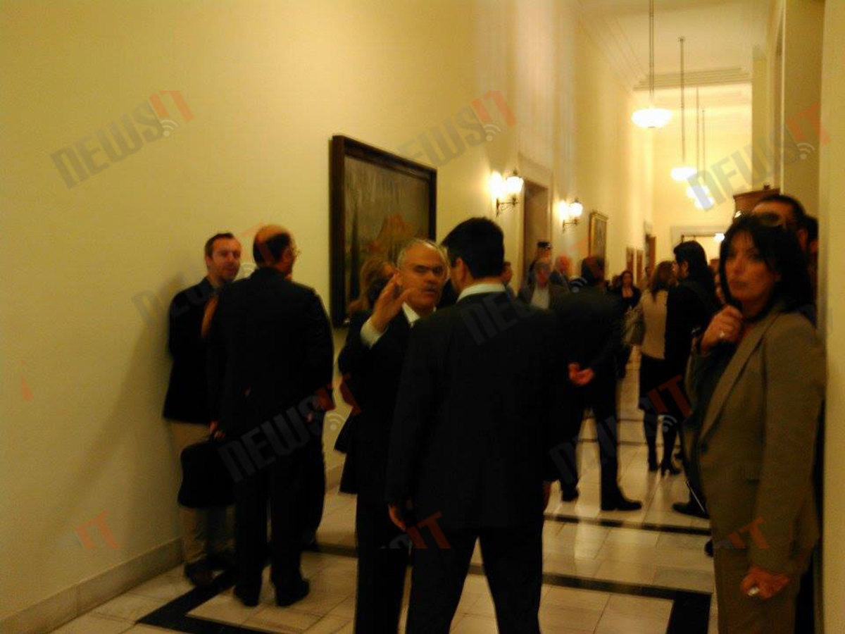 Ο ασπασμός του υφυπουργού στον πρώην χρυσαυγίτη – ΦΩΤΟ