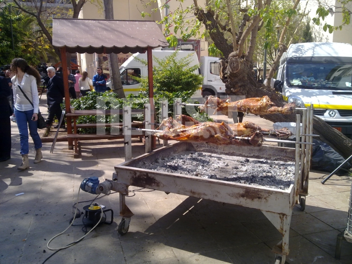 Ενα πασχαλινό τραπέζι για τους άστεγους