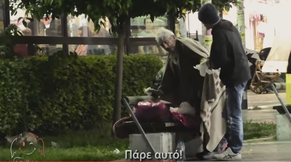 Όταν η ανθρωπιά “ζει” σε παγκάκι – Απίστευτο κοινωνικό πείραμα με άστεγο που μοιράζεται το φαγητό του – ΒΙΝΤΕΟ