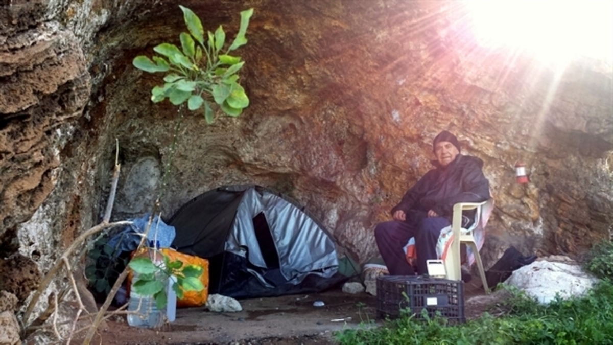 Άστεγος μένει σε σπηλιά στο Ηράκλειο (ΦΩΤΟ)