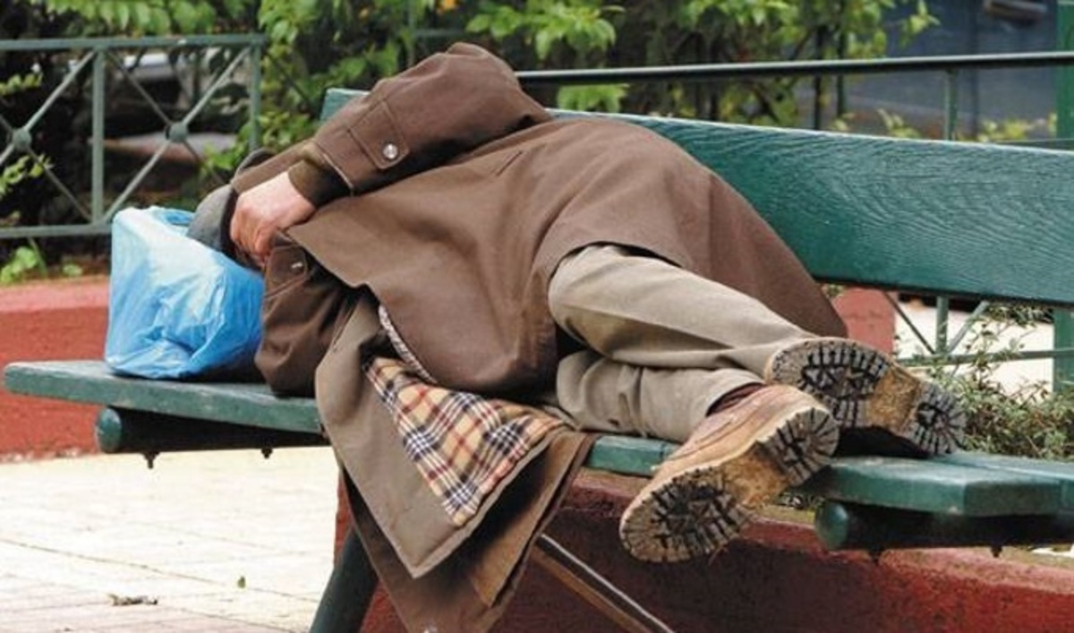 Γνωστός Έλληνας ηθοποιός άστεγος στο δρόμο! Τον πέταξε η αδερφή του έξω από το πατρικό τους! [vid]