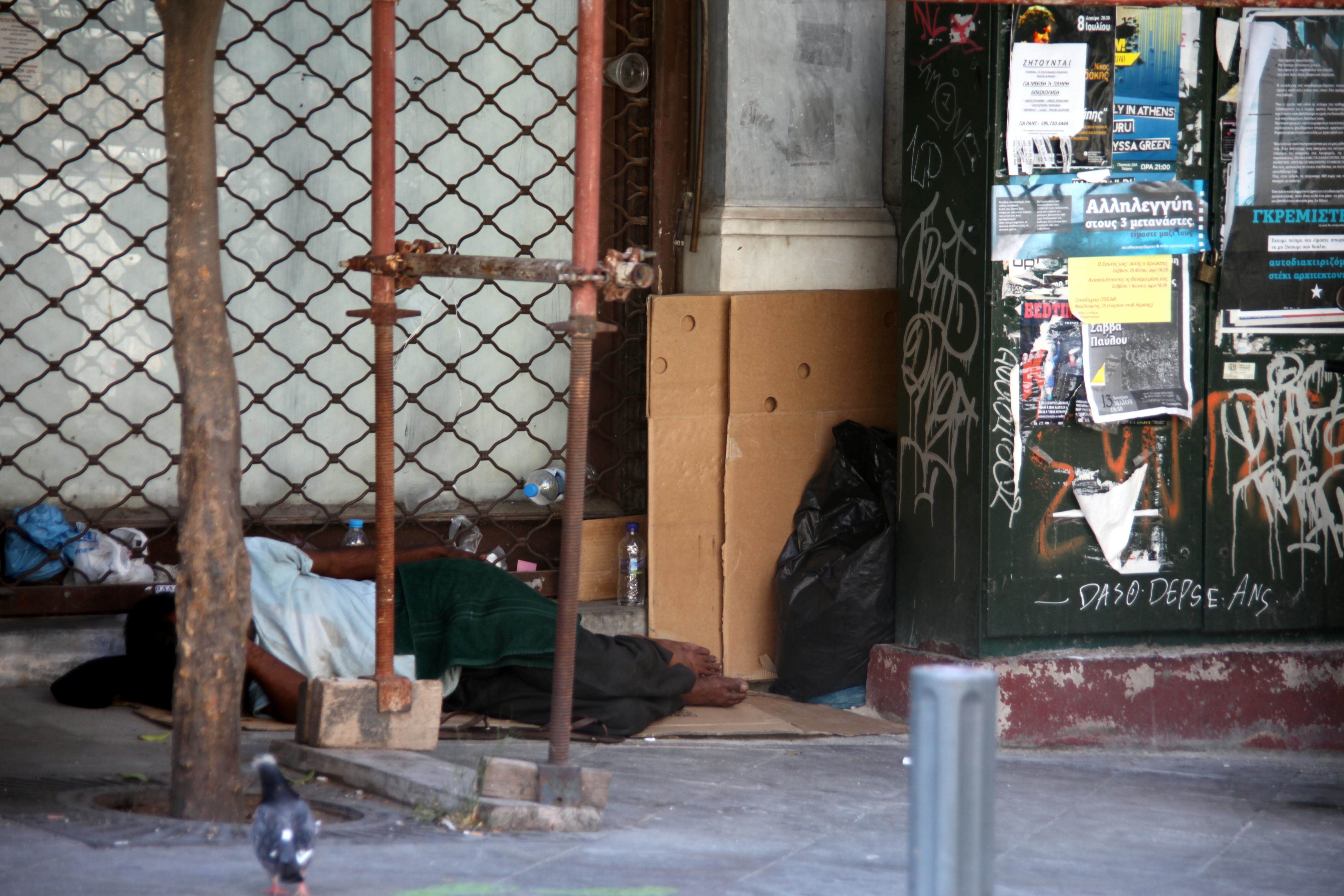 Άστεγος βρήκε 42.000 δολάρια και τα επέστρεψε