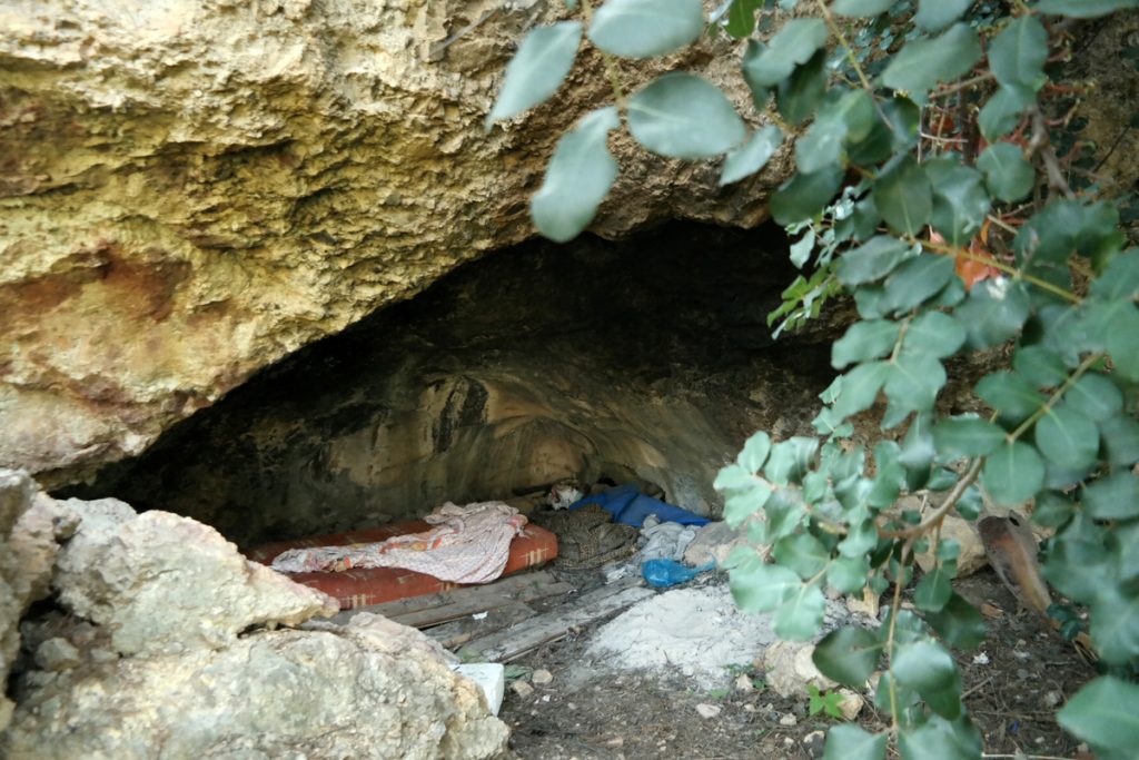 Ένας άστεγος στο λόφο Φιλοπάππου – Φωτογραφίες