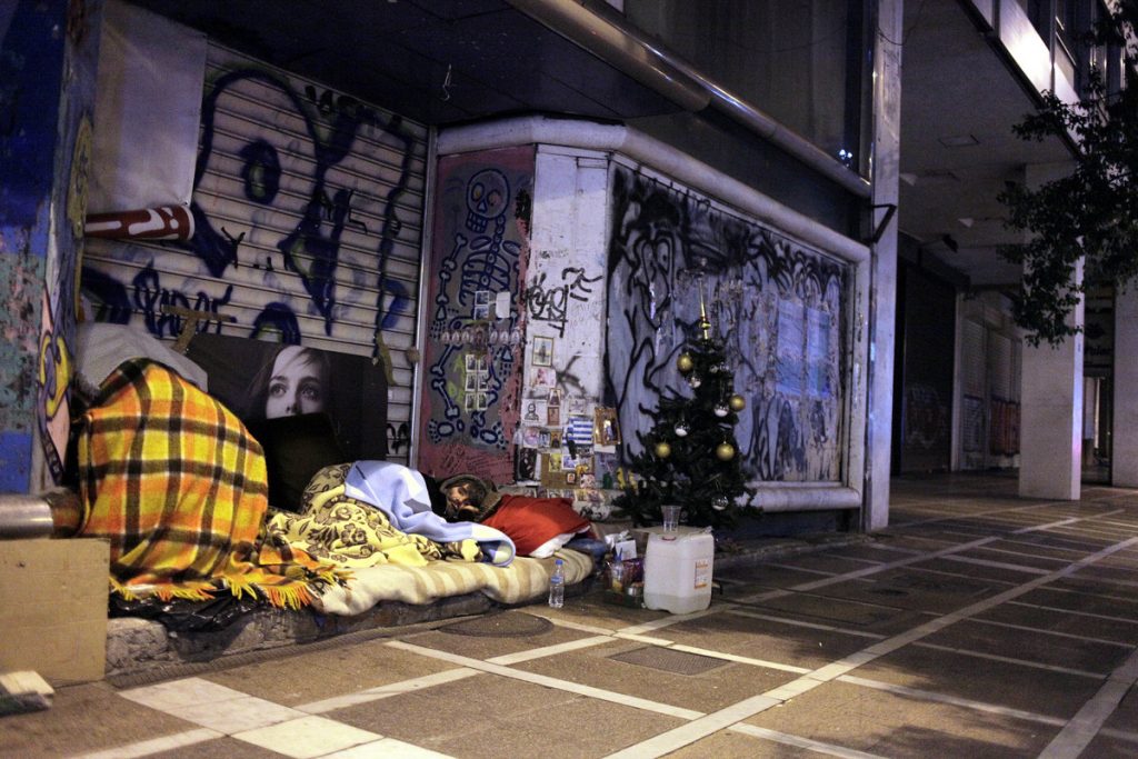 Ένα χριστουγεννιάτικο δέντρο στην οδό Σταδίου: Μια συγκλονιστική εικόνα