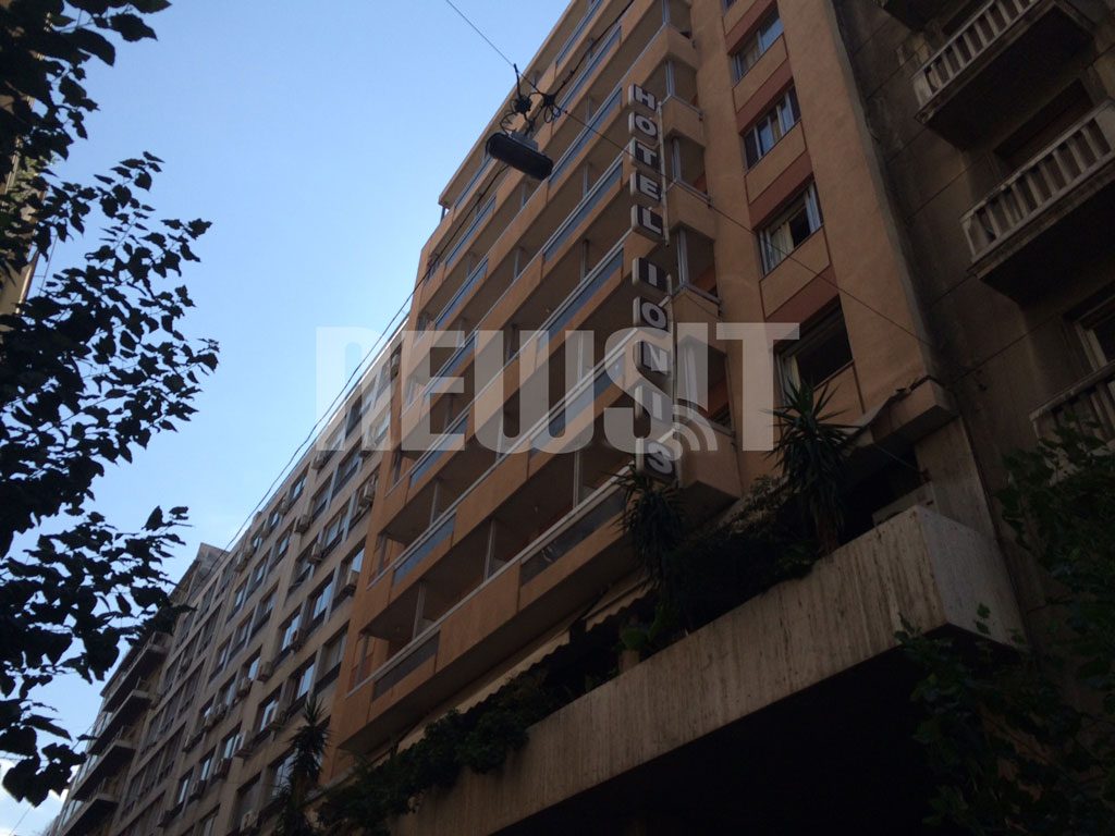 Απελπισία! Άστεγος αυτοκτόνησε πέφτοντας από τον 4ο όροφο ξενοδοχείου στο κέντρο της Αθήνας