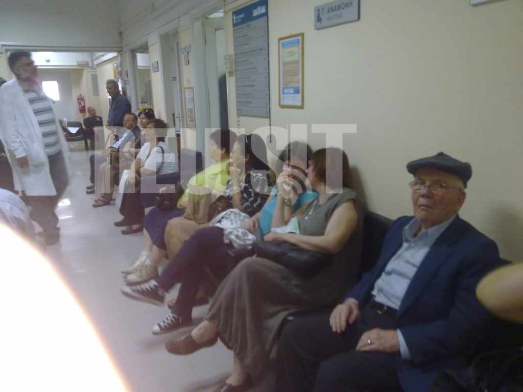 Ασθενείς στην αναμονή η οποία μπορεί να διαρκέσει και ώρες ΦΩΤΟ NEWSIT