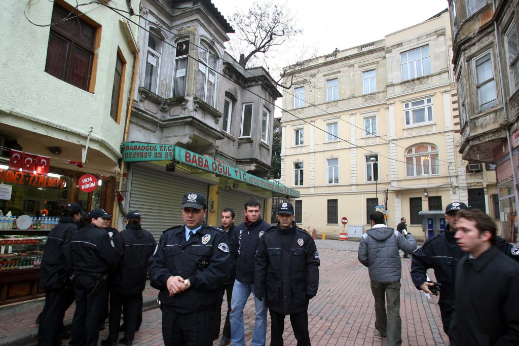 Υπέκυψε στα τραύματά του τούρκος αστυνομικός από την επίθεση στην Κωνσταντινούπολη