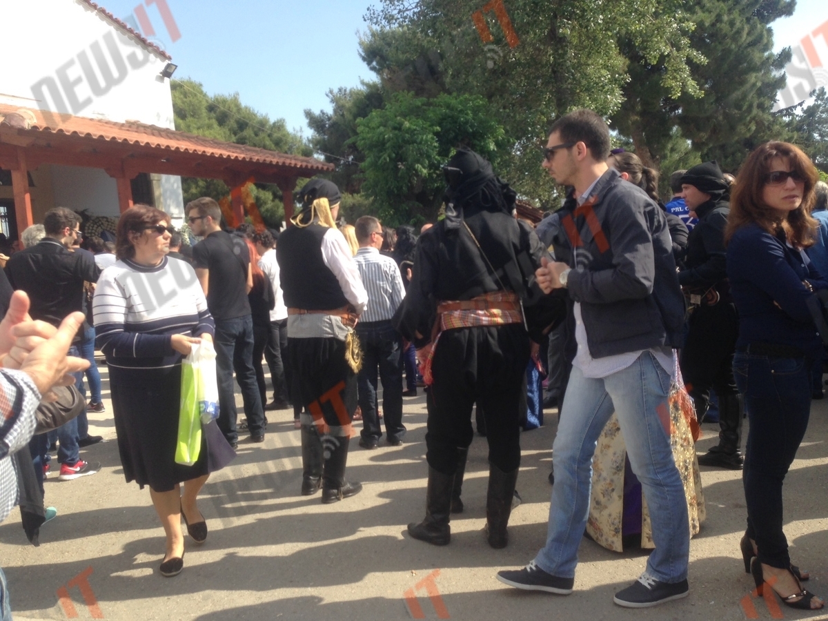 Κολωνός: Ράγισαν οι πέτρες στην κηδεία του άτυχου αστυνομικού που σκότωσε ο γιος του (ΦΩΤΟ & VIDEO)