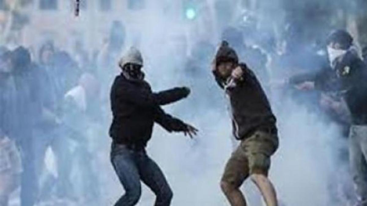 Σάλος! Αστυνομικοί πετούν πέτρες σε οπαδούς της Ανόρθωσης! (VIDEO)