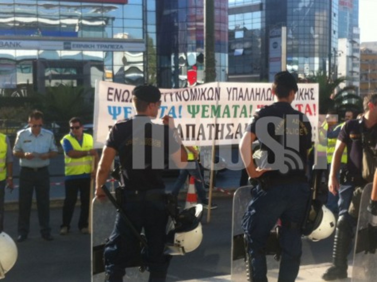 Αστυνομικό ”μπλόκο” στα κόμματα