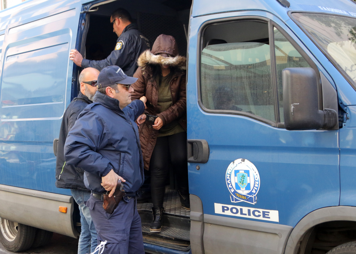 Il professore sta filmando i suoi studenti nel bagno di casa!