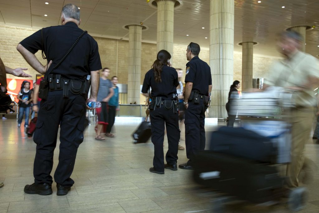 Πήγε στο αεροδρόμιο… αρματωμένη!