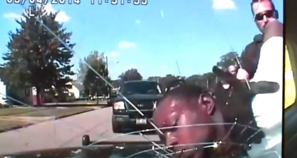 Συγκλονιστικό βίντεο! Αστυνομικοί σπάνε το παρμπριζ του περιπολικού τους με το… κεφάλι συλληφθέντα [vid]