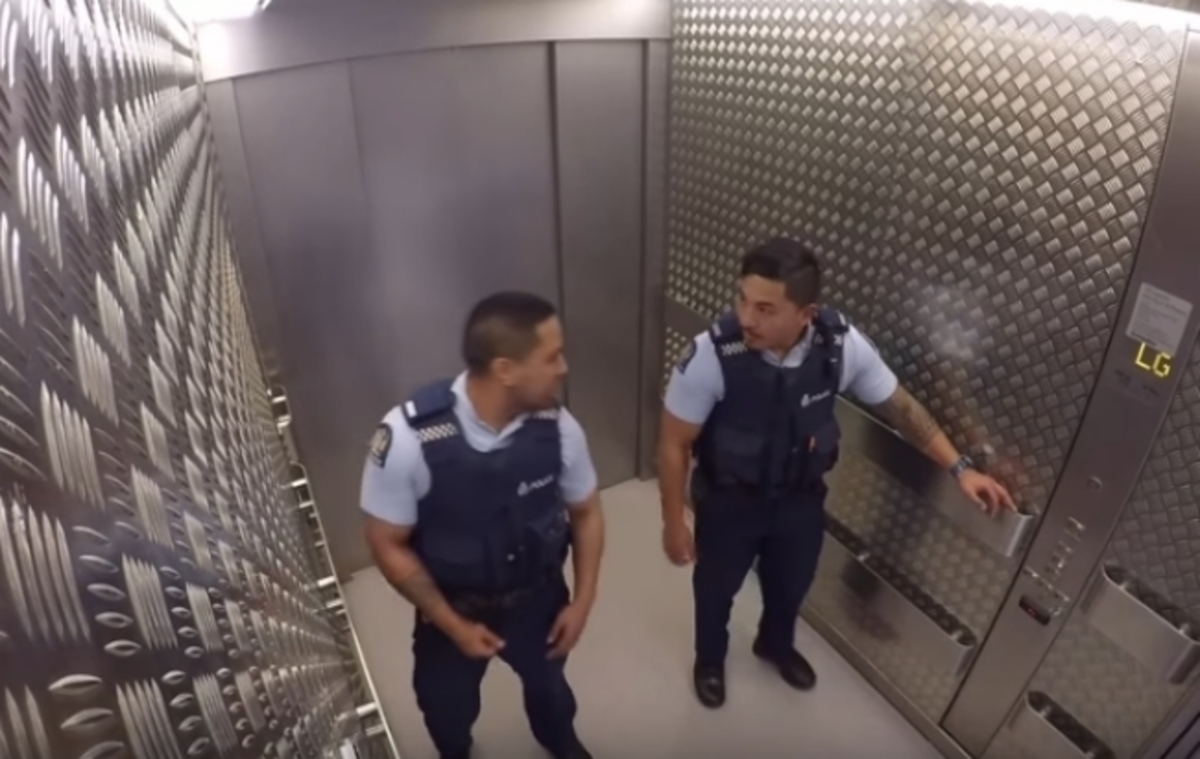 Δύο αστυνομικοί μπαίνουν στο ασανσέρ. Όταν μπουν και οι υπόλοιποι, δεν φαντάζεστε τι γίνεται! [vid]
