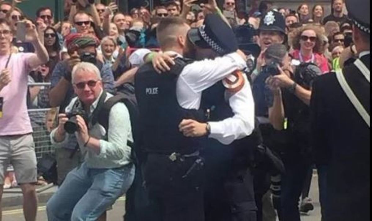 Αστυνομικός σταμάτησε το Gay Pride για να κάνει πρόταση γάμου στον σύντροφό του – ΦΩΤΟ