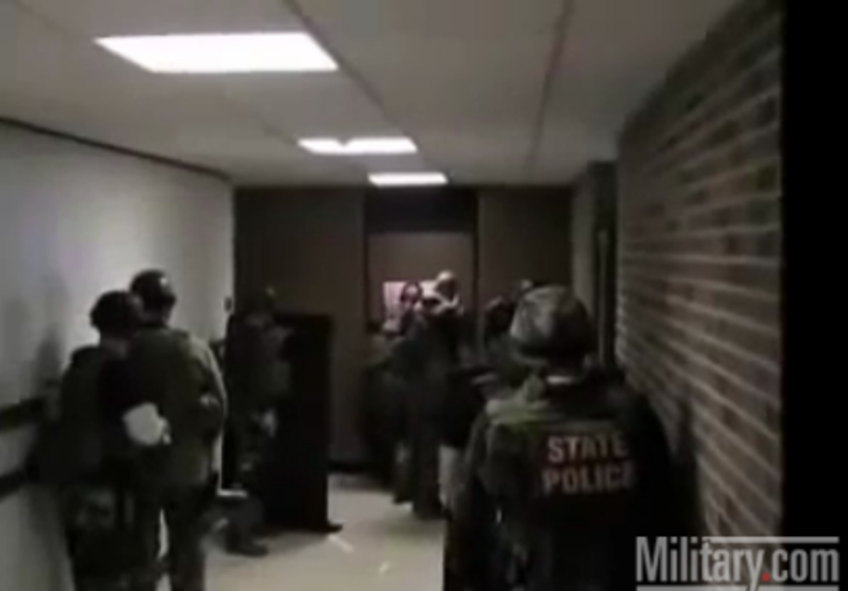 Γκάφα αστυνομικών -Πήγαν να “τινάξουν” στον αέρα μια πόρτα αλλά το παράκαναν! Βίντεο