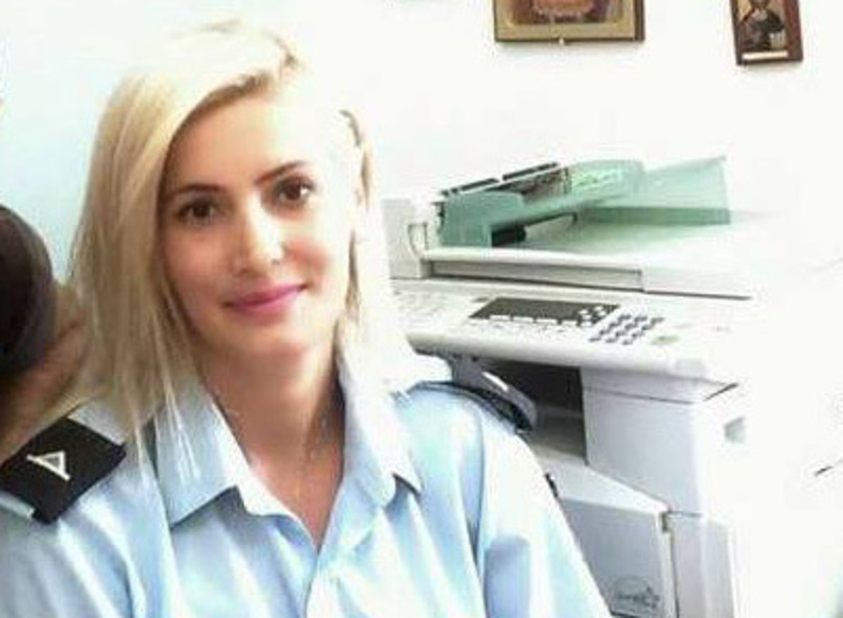 Η όμορφη αστυνομικός που έκλεψε τις καρδιές των μαθητών στην ακριτική Μύκη