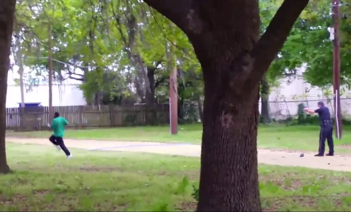 Video σοκ: Αστυνομικός πυροβολεί άοπλο 8 φορές πισώπλατα!