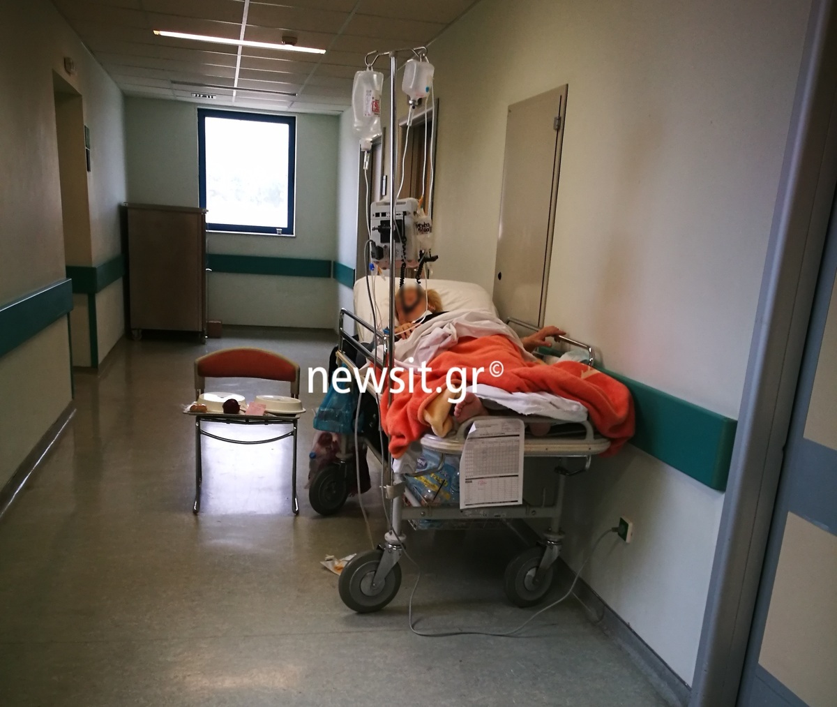 Εικόνες ντροπής στο νοσοκομείο “Αττικόν”! Ηλικιωμένοι ασθενείς κοιμούνται και τρώνε στους διαδρόμους