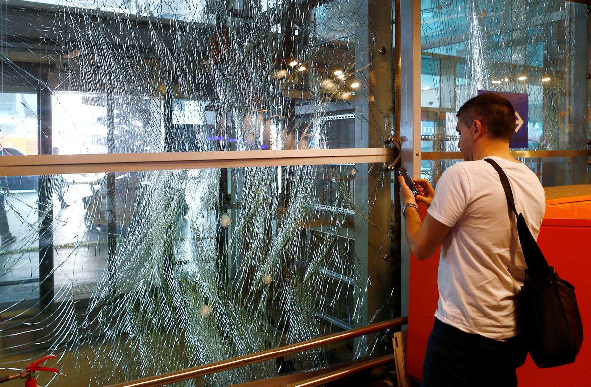 Τουρκία: Οι πρώτες εικόνες καταστροφής μέσα από το αεροδρόμιο Ατατούρκ – 41 οι νεκροί από τη νέα τρομοκρατική επίθεση στην Κωνσταντινούπολη