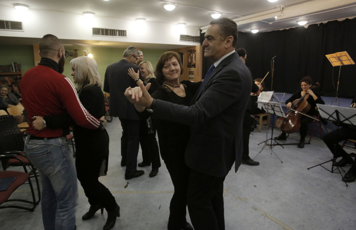 Ο Χαράλαμπος Αθανασίου χόρεψε βαλς στην… πίστα των φυλακών Αυλώνα! (ΦΩΤΟ)
