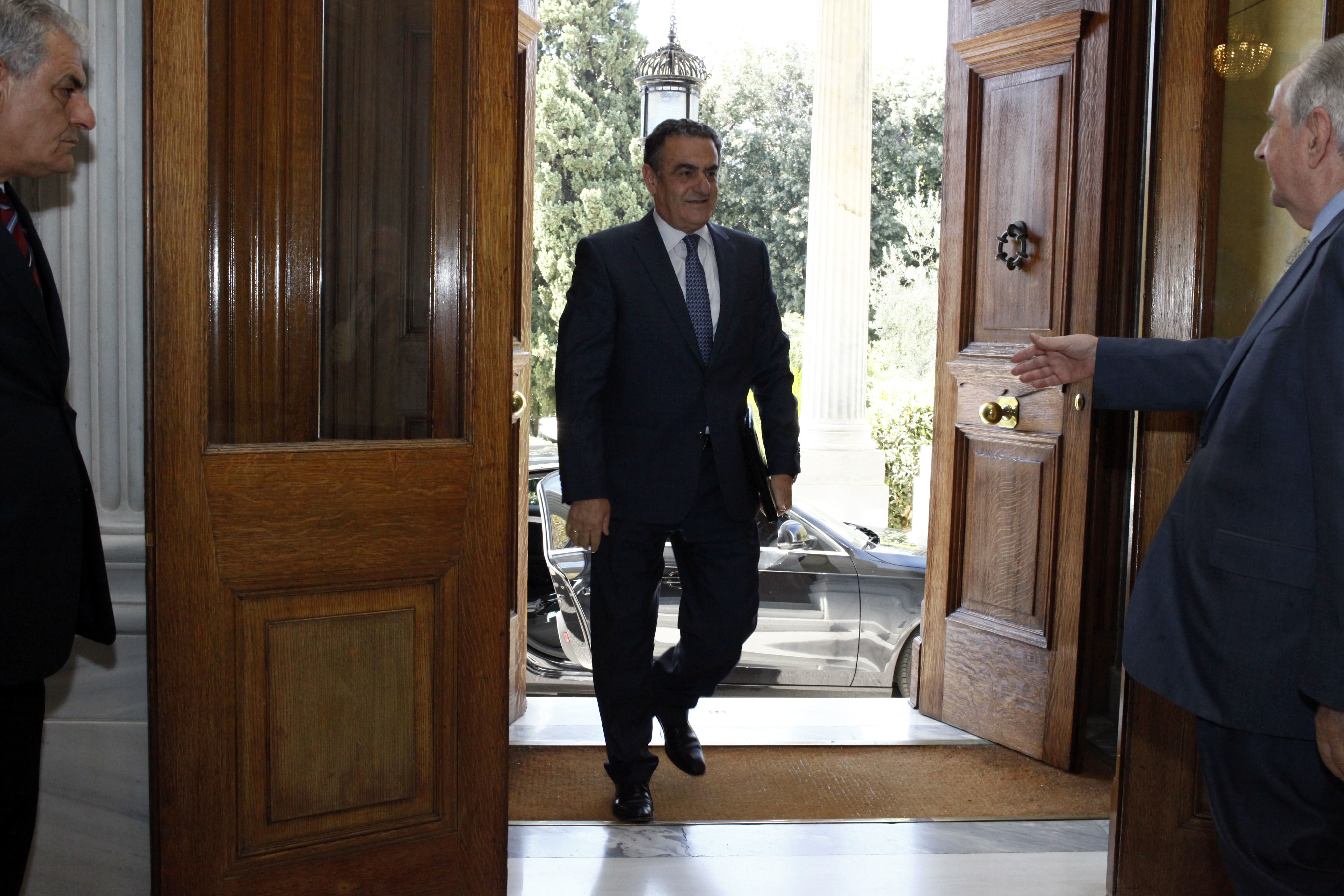 “Αστειότητες τα περί παραίτησης” λόγω των αποφυλακίσεων των τριών βουλευτών