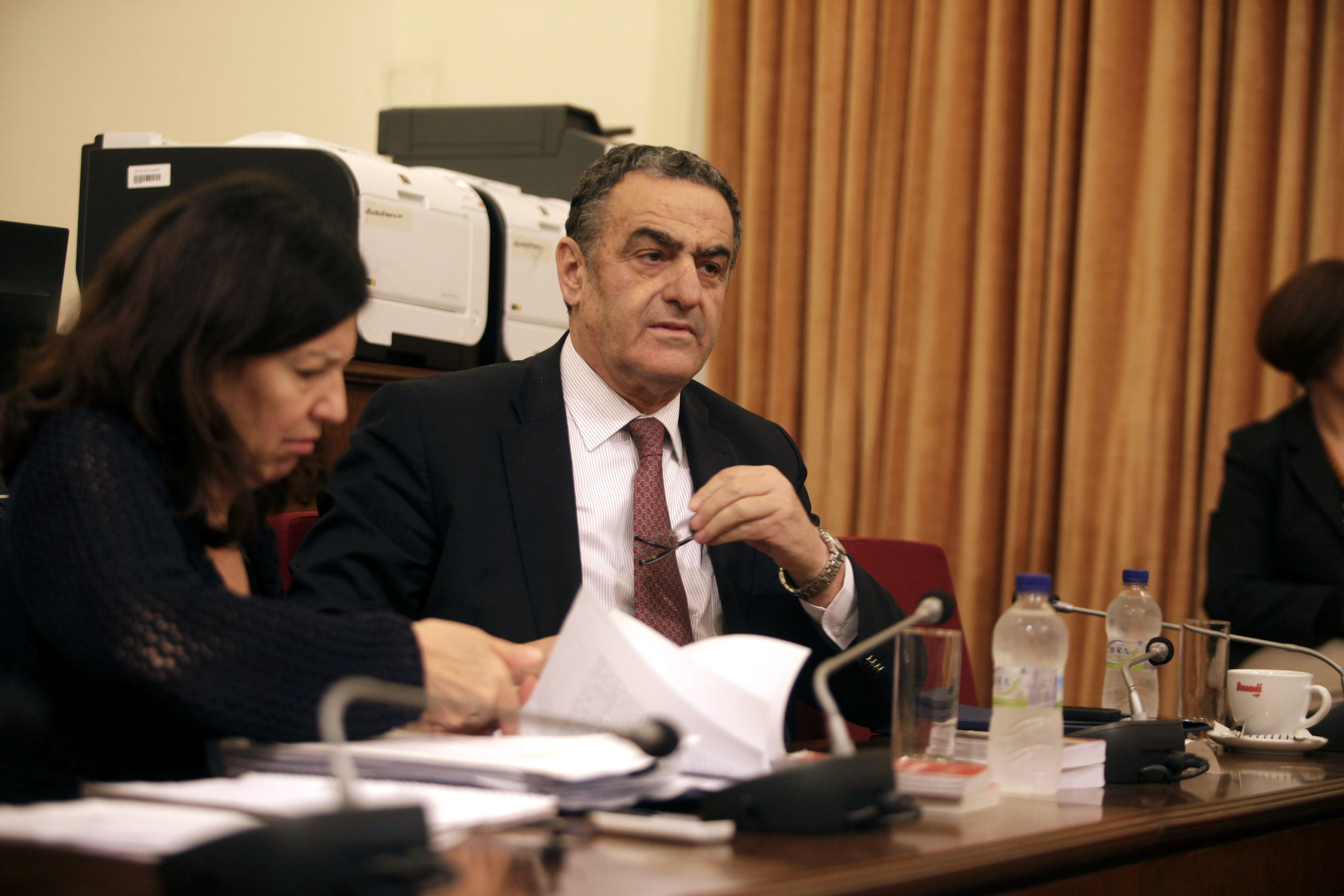 Αναδίπλωση Αθανασίου για την περιστολή των προνομίων των βουλευτών που βρίσκονται ενώπιον της Δικαιοσύνης